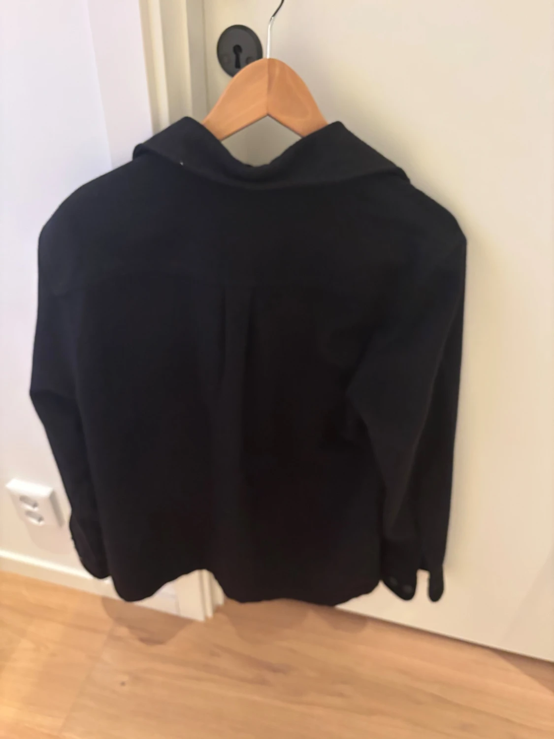 Svart overshirt från Jack & Jones storlek S - 2