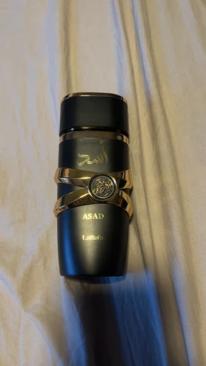 Lattafa asad  - Säljer denna parfym då jag inte använder den, den är nästintill helt ny bara testad, säljer även samples på denna om de lockar mer, samples är på 1ml men man kan givetvis köpa fler ml, kolla gärna in mina andra annonser 