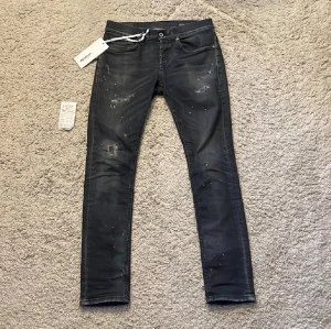 Dondups George  - Säljer dessa schyssta dondup george jeans i storlek 31, färgen är grå. Hör av dig vid frågor och funderingar! Kvittot och dondup lappen är borta pga användning ett fåtal gånger, hör av er vid frågor och funderingar/fler bilder! 