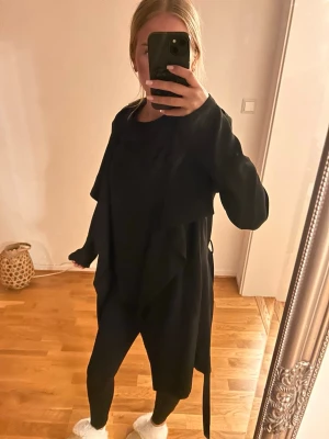 Svart Kappa - Tunnare kappa. Haft två så denna är nästan helt oanvänd. Märket är object