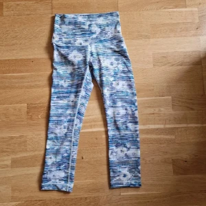 Lululemon cropped - Lululemon cropped 23", stlk 4/6, hög midja, med abstract blommigt/randigt mönster. Lite tjockare tyg som stannar på plats. Mycket bra skick. 