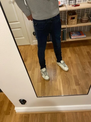Mörkblå jeans från replay - Hej! Säljer dessa  jeans i storlek w30 . De är varsamt använda och i mycket fint skick, 9/10. Nypris var 2000, säljs för 349. Hör gärna av dig vid minsta fråga eller om du vill ha fler bilder! 🙌 