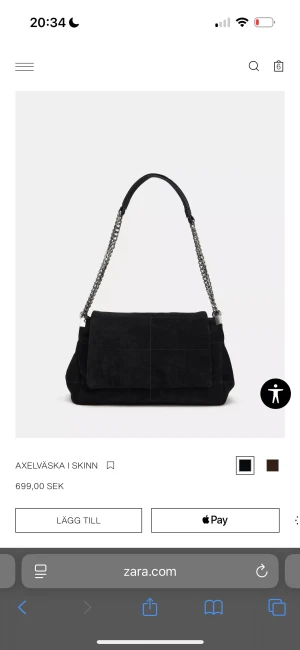 Svart axelväska i skinn från Zara - Stilren svart axelväska från Zara i mjukt skinn med kedjedetaljer på axelremmen.  Den är helt ny och kommer även med en dust bag