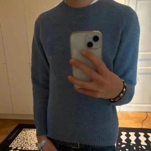 Stickad tröja ljusblå - Mjuk, gosig och perfekt för hösten. Mycket fint skick! 💰 Mitt pris: 459   💸 Nypris: ca 800kr 📩 Hör av dig vid frågor – snabb affär kan diskuteras ☁️