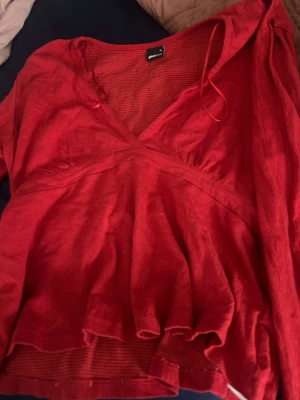 Röd tröja - Jag vill sälja den här tröjan för att jag inte tycker om den längre den har inga fläckar elr nånting har inte haft på mig den många gånger den är fin och är i storlek M fast passar i S med och priset kan diskuteras! 💕
