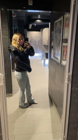 Ljusblå bootcut jeans - Säljer ett par ljusblå jeans med bootcut-modell. De är stretchiga och framhäver ens former. Säljer de pga av de inte passar mig längre. Har slitningar längst ner vid benen🩷