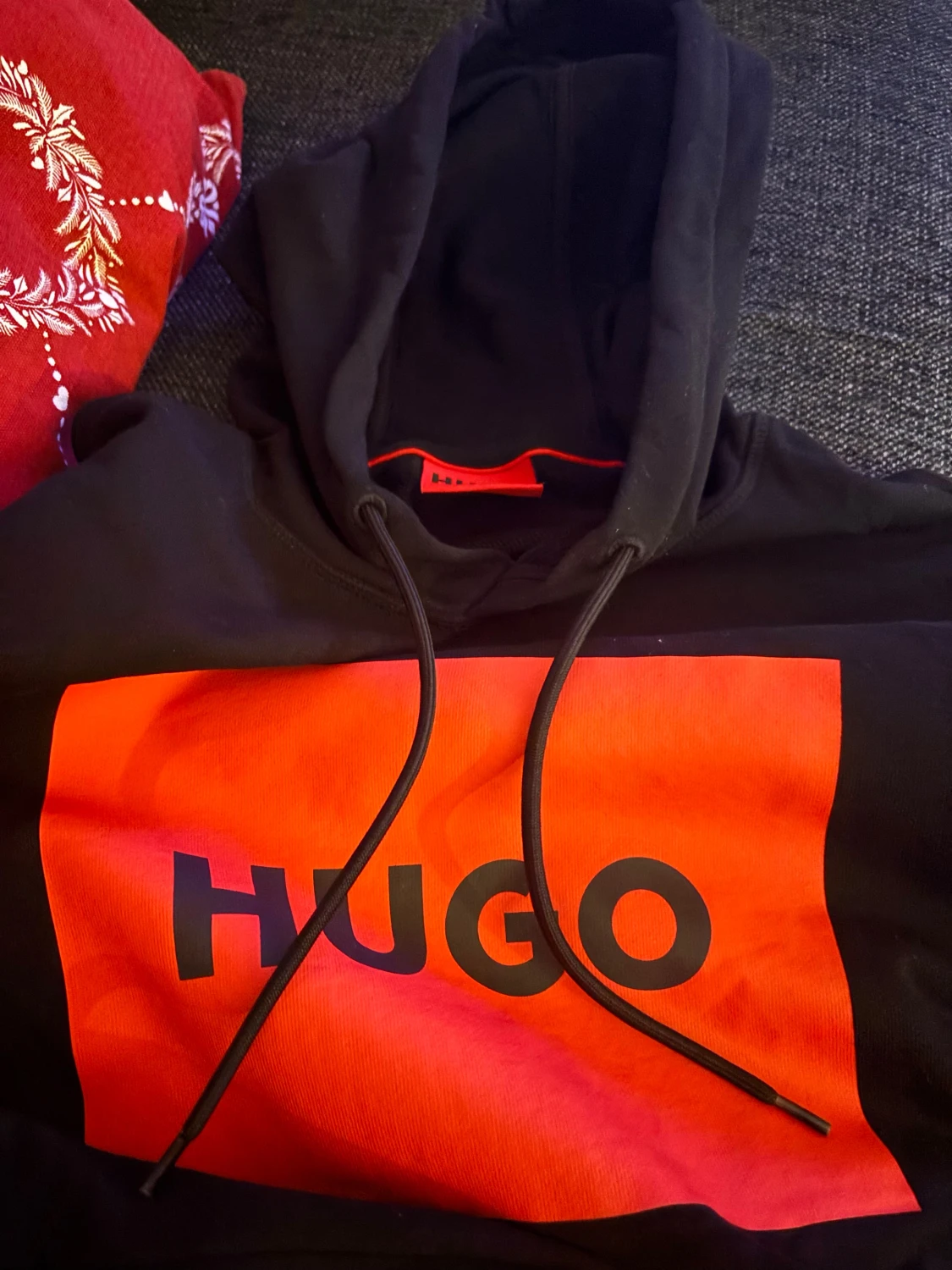 Svart hoodie från Hugo med röd logo - 1