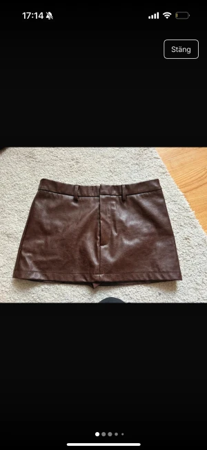 Mini skirt från shein - Snygg mini skirt, skinnkjol med bälteshällor och rak passform. från shein,, köpte ganska nyligen. Har inbyggda shorts.  Så snygg och bekväm vid midjan, inte alls för tajt,