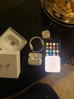 AirPods Pro 3 - AirPods Pro 3 – helt nya  Jag säljer ett par AirPods Pro 3 som jag fick i present. Jag har redan ett par sedan innan, så de här kommer inte till användning. Förpackningen är helt oöppnad och hörlurarna är självklart oanvända.