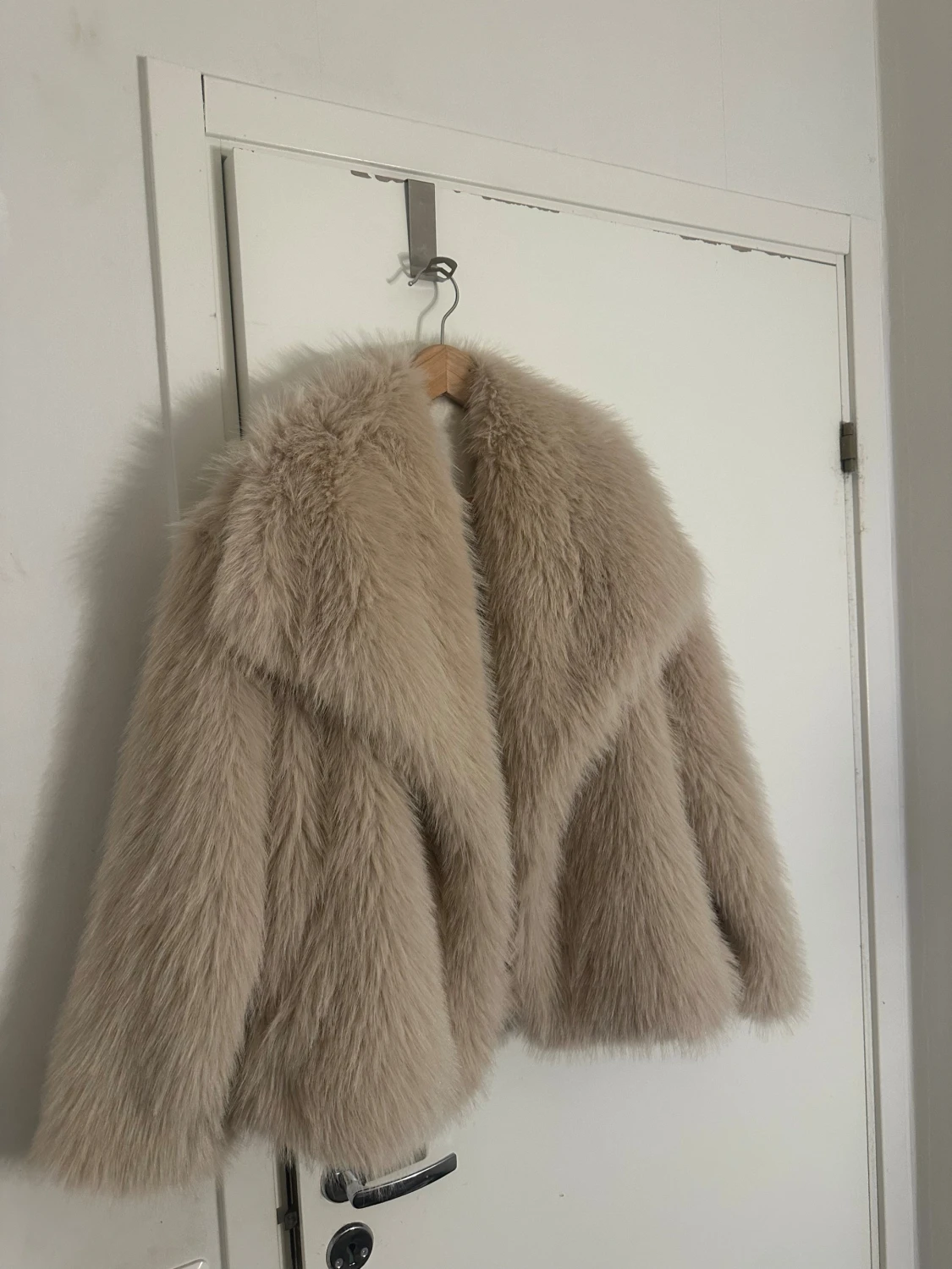 Beige fluffig pälsjacka
