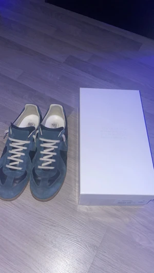 Maison Margiela - Riktigt schyssta skor från Masion margiella. Nytt skick inga defekter. Box medföljer. Tveka inte att skriva om du har funderingar!