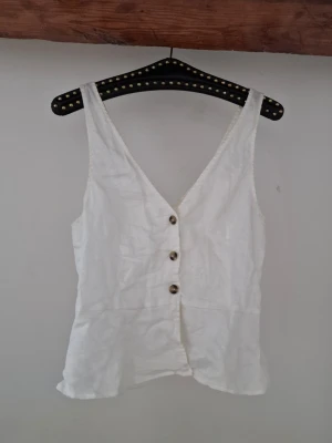 Top in 100% linen fabric - White top with flared bottom (bell-shaped waist) in 100% soft linen fabric. Nice marbled buttons in the front. No defects, even though it is white 🤍✨️