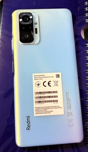 Redmi Note 10 Pro - Redmi Note 10 Pro i snyggt skick med 128GB lagring. Stor AMOLED-skärm, kraftfull fyrkamera och lång batteritid. Baksidan och kameramodulen ser fina ut, inga synliga sprickor eller större repor. Perfekt för dig som vill ha mycket mobil för pengarna.