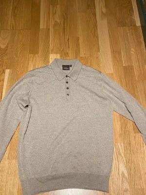Oscar Jacobson stickad tröja - Hej 😀. Säljer en Oscar Jacobson merino tröja i storlek L. (Passar även M). Fin beige färg och bra skick. 