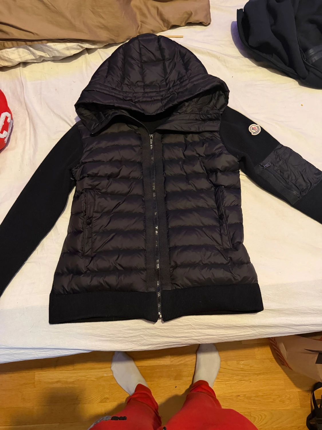 Svart Moncler dunjacka med huva