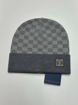 Lv Mössa - Säljer en helt ny mössa aldrig använd. Storlek One Size. Snabb frakt, postas inom 24h efter köp. Skriv gärna om du har fler frågor. Kan även hämtas i Stockholm.