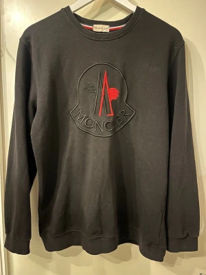 Svart sweatshirt från Moncler XL passar som M - Svart sweatshirt från Moncler i storlek XL passar perfekt som storlek M