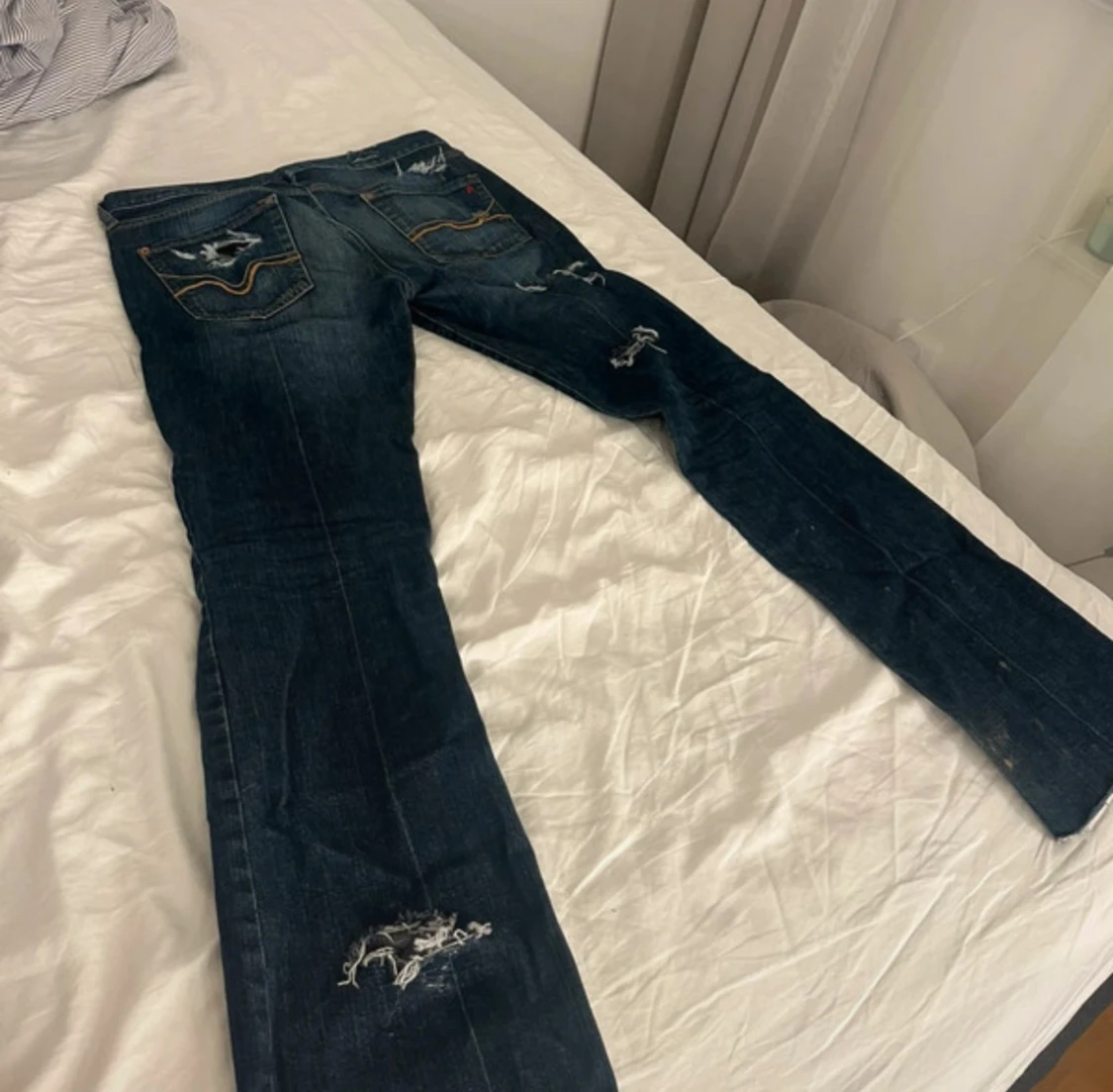 Blå slitna jeans med broderade fickor - 2