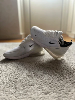 Nike 270 - Tjena, säljer nu mina Nike 270 i storlek 45, passar mig som har 44. Dem är större i storlek. Väldigt fina och inga tecken  på skador. Säljes då dem inte kommer till användning. Vid intresse hör gärna av er. MVH
