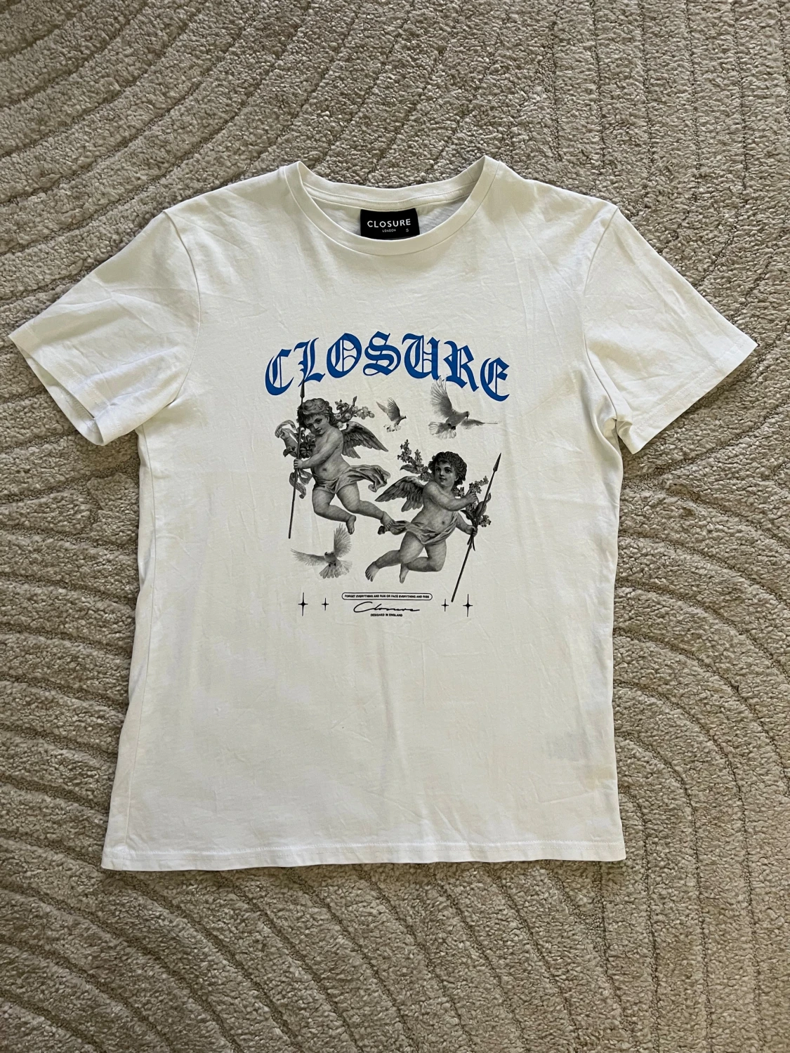 Vit t-shirt med ängeltryck från Closure