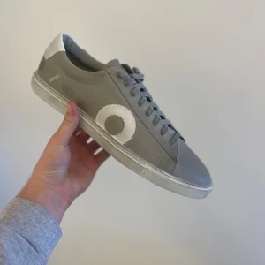 Oliver Cabell skor - Oliver Cabell skor👟Storlek: 45, Skick: 10/10 (Helt nya), Box, Dustbag tillkommer, Äkthetscertifikat finns och kom privat för bild på det, Inga priser är hugget i sten, Fraktar alltid inom 24h efter köp🚚
