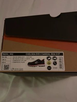 HH Workwear arbetsskor – helt nya! - HH Workwear arbetsskor – helt nya! Säljer ett par Helly Hansen Workwear arbetsskor i färgen orange/svart. • Storlek: 36 men passar även 37–37,5 • Skick: Helt nya, oanvända, prislapp kvar • Köpta för 3000 kr  Riktigt bekväma och hållbara arbetsskor av hög kvalitet.