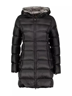 COLMAR Ladies down jacket - Svart - Säljer en svart, lång dunjacka från colmar med huva och dragkedja hela vägen. Jackan har en quiltad look med breda kanaler och en snygg badge på ärmen. Perfekt för kalla vinterdagar och riktigt stilren i sin mörka färg. Den är i bra skick då jag även kommer kemtvätta den innan den ges till sin nya ägare. Priset kan diskutera meddela bara mig. 