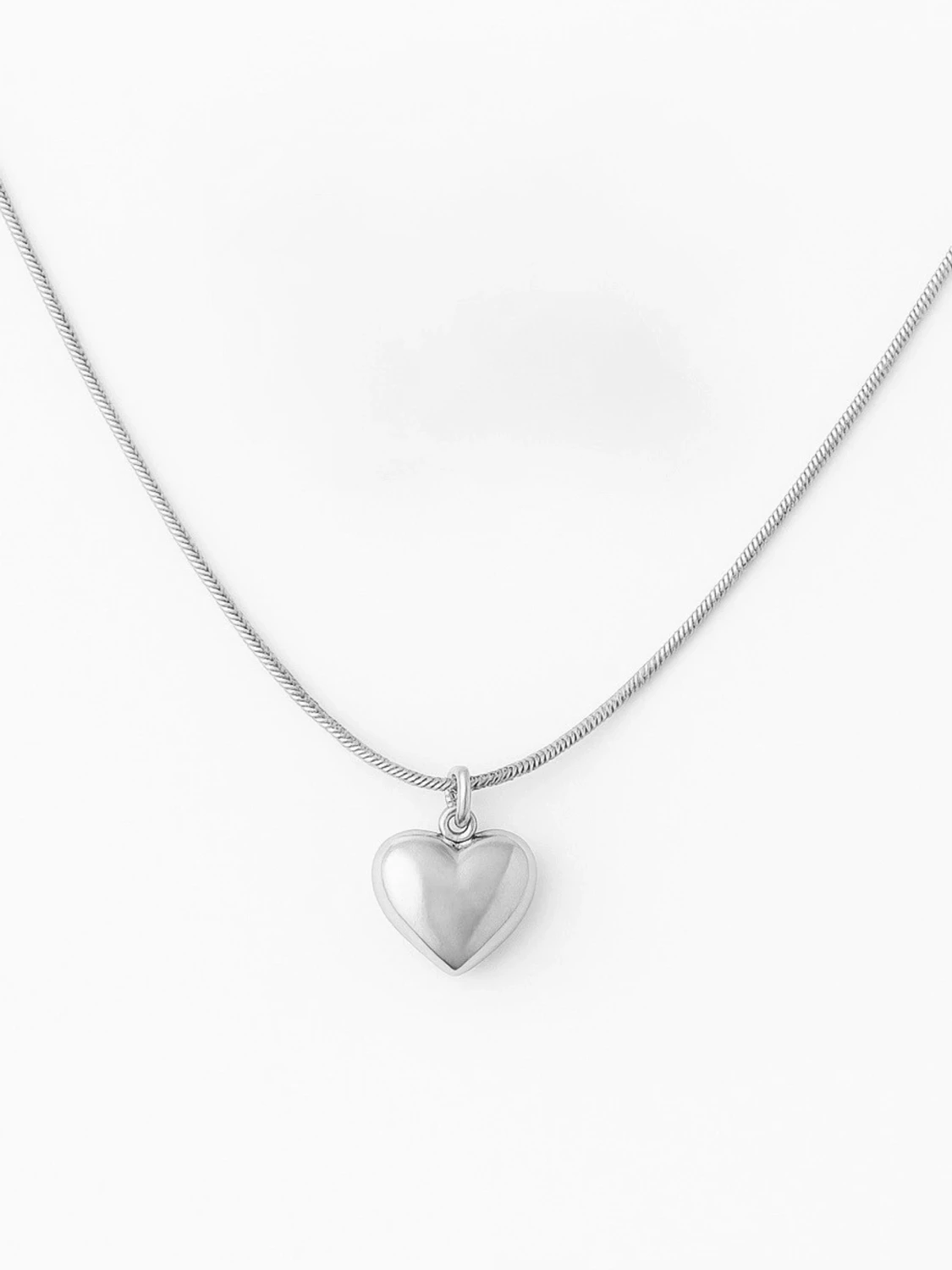 Guldfärgat halsband med hjärthänge