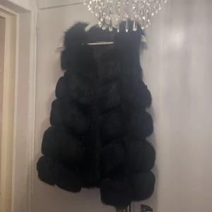 Äkta päls väst - Säljer min fina äkta päls väst. Storlek S. Går att knäppa inifrån