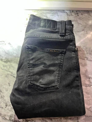 Nudie jeans (29/34) - Säljer ett par Nudie jeans. Hål inuti fickorna där fram, går däremot att få de lagade gratis hos Nudie! 