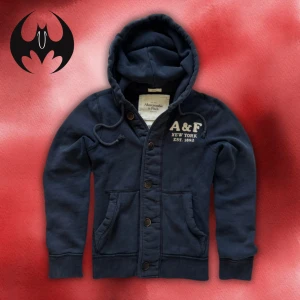 Marine blå kofta Abercrombie & Fitch (Sällsynt) - Sällsynt marine blå kofta med vit tryck ’A&F’ logo i brösten | Size M men passar S | Längd: 62 Axelbredd: 42cm Armlängd: 68cm