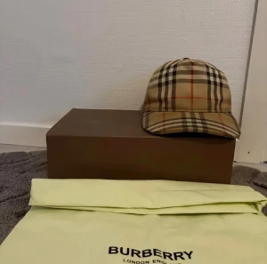 Burberry keps  - Här säljs en burberry keps skick 8-10 hör av er vid intresse 