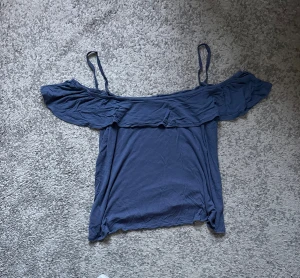 Off the shoulder topp - Mörkblå off the shoulder topp från bikbok. 