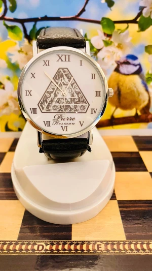 Pierre Herman Silver klocka med svart läderband - Stilren klocka från Pierre Herman med svart läderarmband och silverfärgat boett. Urtavlan är vit med romerska siffror och har ett unikt geometriskt mönster i mitten. Perfekt för dig som gillar klassisk design med en twist.