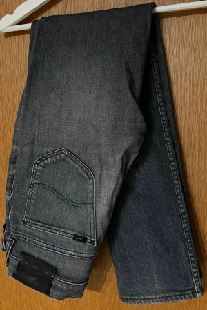 Lee jeans - Märke: Lee |  Modell: Rider |  Passform: Slim |  Storlek: 31/30 |  Färg: Grå |  Skick: 7/10 | Defekter: Endast tecken på användning |  Ställ gärna frågor!