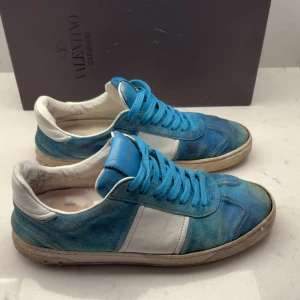 Valentino flycrew - 43. Bra skick. Inget og. Pris kan diskuteras absolut. De har släppt och är i okej skick. Sönder i sulan också. Äkta! 