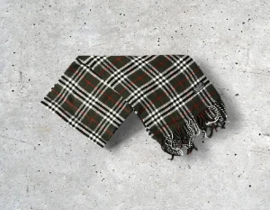 Olivgrön Burberry scarf - Säljer en snygg olivgrön Burberry halsduk med det välkända rutmönstret. Tillverkad i 100% mjuk och värmande ull.   🧵 Skick: Mycket fint skick, väl omhändertagen 🌟 Känsla: Mjuk, varm och följsam 📦 Frakt: Skickas tryggt inom 24h 📏 Mått: Längd-150cm, Bredd-30cm Pris kan diskuteras!
