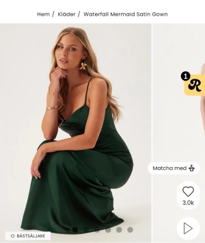 Mörkgrön balklänning från Bubbleroom - Supersnygg mörkgrön balklänning i satin från Bubbleroom med smala axelband och en draperad, v-ringad front. Klänningen har en figurnära passform och en öppen rygg. Jag har sytt upp klänning💓💓