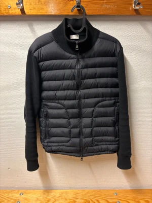 Moncler Wool Cardigan - Skön svart Cardigan från Moncler. Jackan är i strl S och i mycket bra kvalitet. Passform: Normal. Jackan är i quiltad mönster och riktigt bekväm. Perfekt för en snygg men skön outfit! Vid önskemål av fler bilder eller NFC-märke/ qr kod är det bara att skriva💯
