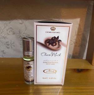 Choco Musk koncentrerad parfym - Choco Musk från Crown Perfumes är en koncentrerad parfym i smidig roll-on flaska. Volymen är 6 ml, perfekt att ta med överallt. En populär doft bland unga, levereras i originalförpackning.