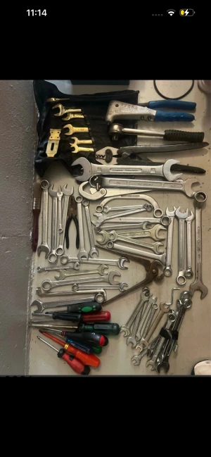 Verktyg. - Ett sortiment av verktyg, inklusive skiftnycklar, fasta nycklar, skruvmejslar och tänger. Perfekt för hemmafixaren eller den professionella mekanikern.  #bilar #verktygslåda #verktygsset #skiftnyckel #hema