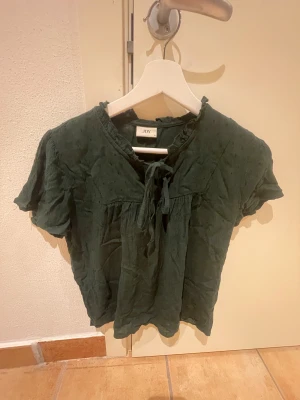 Mörkgrön blus - Super söt mörkgrön blus med fina detaljer! 
