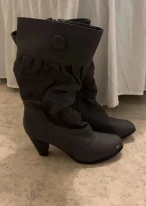 Boots - Extremt söta boots, skulle påstå att dom är i bra kvalité bara lite smått slitna där fram men det är inget man lägger märke till🤗 skriv privat för fler bilder :)