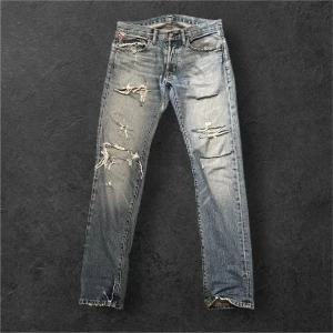 Ralph Lauren Denim & Supply Jeans - Ralph Lauren denim supply jeans med feta slitningar. Bra skick då slitningarna inte påverkar användning. Storlek 29/32.