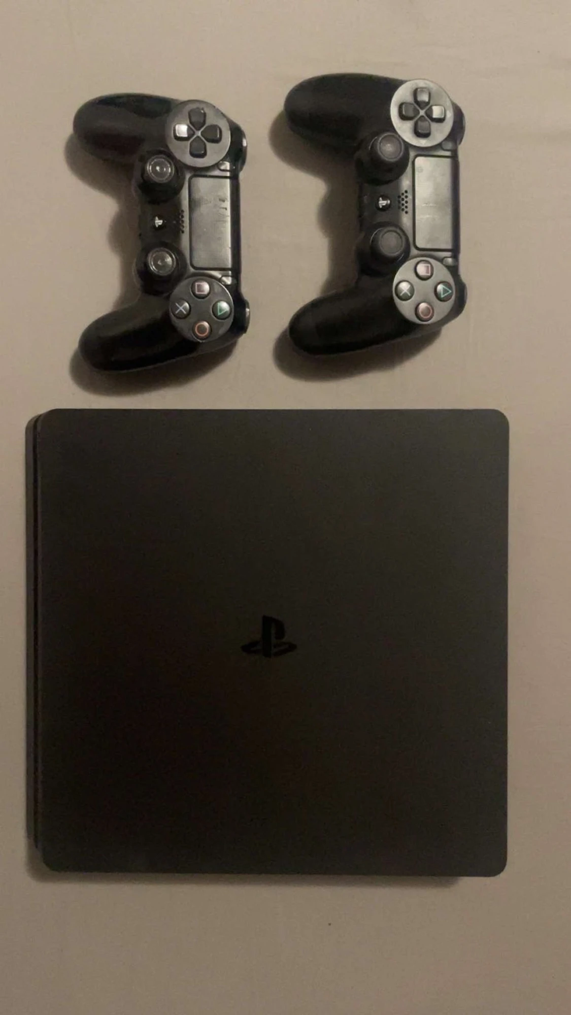 PlayStation 4 Slim med 2 DualShock 4 kontroller