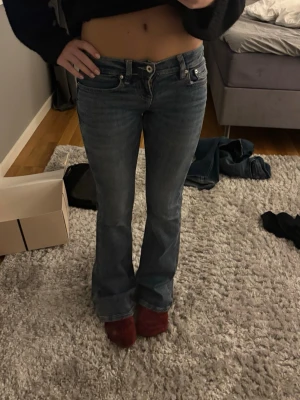 Jeans gina trikot - Jötte smygga låg midjade bootcut jeans från gina trickot i st 32. Säljer då de inge används så mycket, mycket bra skick!