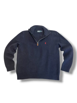 Mörkblå halvzip tröja från Polo Ralph Lauren - Ralph Lauren Quarterzip | Storlek XL passar M | Marinblå | Röd logga | Skick 9/10 | Ullblandning | Klassisk och varm half zip i hög kvalitet – perfekt till lager på lager och preppy outfits | Nypris ca 1400–1600 kr | ✅ Äkta vara | 📩 Öppen för frågor | 🚚 Skickas inom 24 timmar