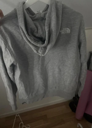 Grå north face sweater  - Änvänd få gånger säljs pågrund av att den är för liten det är xs men funkar på S 