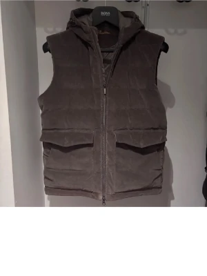 Stenströms väst brun - En fin brun Stenströms väst i storlek L men passar M. Skriv vid frågor.