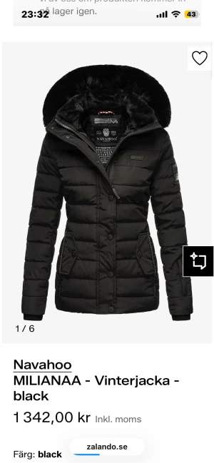 Svart vinterjacka med päls från Navahoo - Svart pufferjacka från Navahoo med mysig fuskpäls i huvan, quiltad design och dragkedja framtill. Jackan har långa ärmar, ribbade muddar och praktiska fickor med både dragkedja och knappar. Perfekt för kalla vinterdagar.